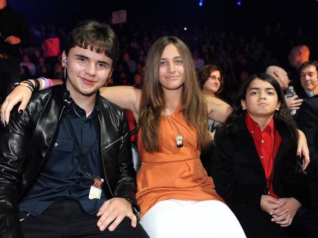 Hai con trai Michael Jackson hiếm hoi xuất hiện-6