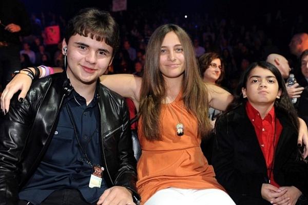 21 tuổi, cậu út nhà Michael Jackson gây sốt với vẻ nam tính, chững chạc-7