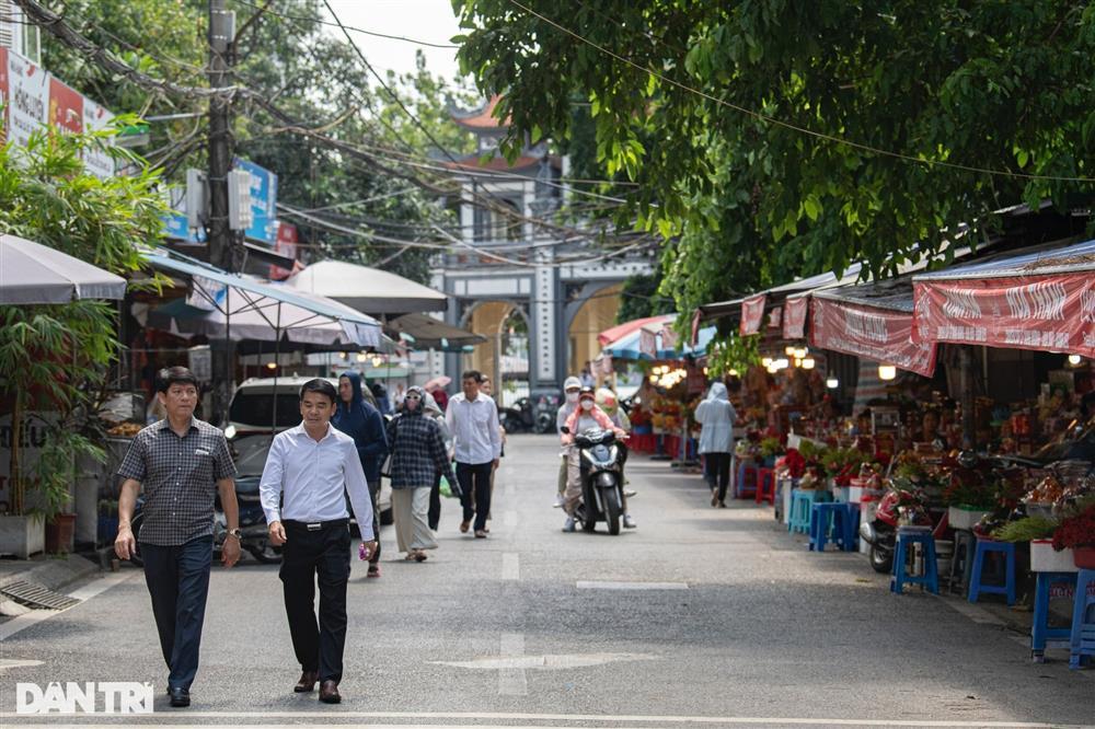 Phủ Tây Hồ vắng vẻ ngày Rằm tháng Bảy-1