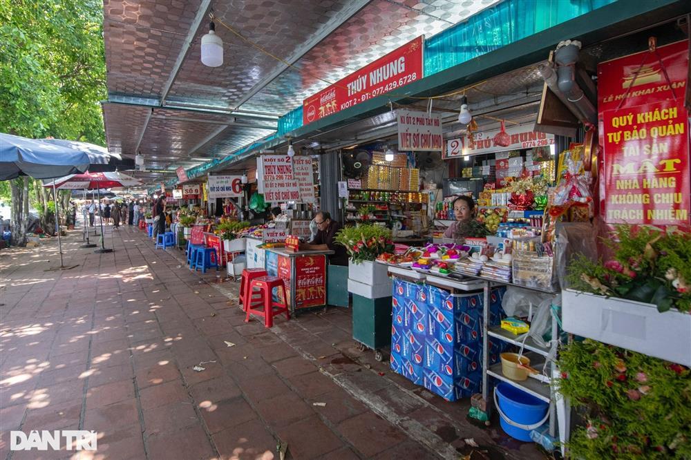 Phủ Tây Hồ vắng vẻ ngày Rằm tháng Bảy-2