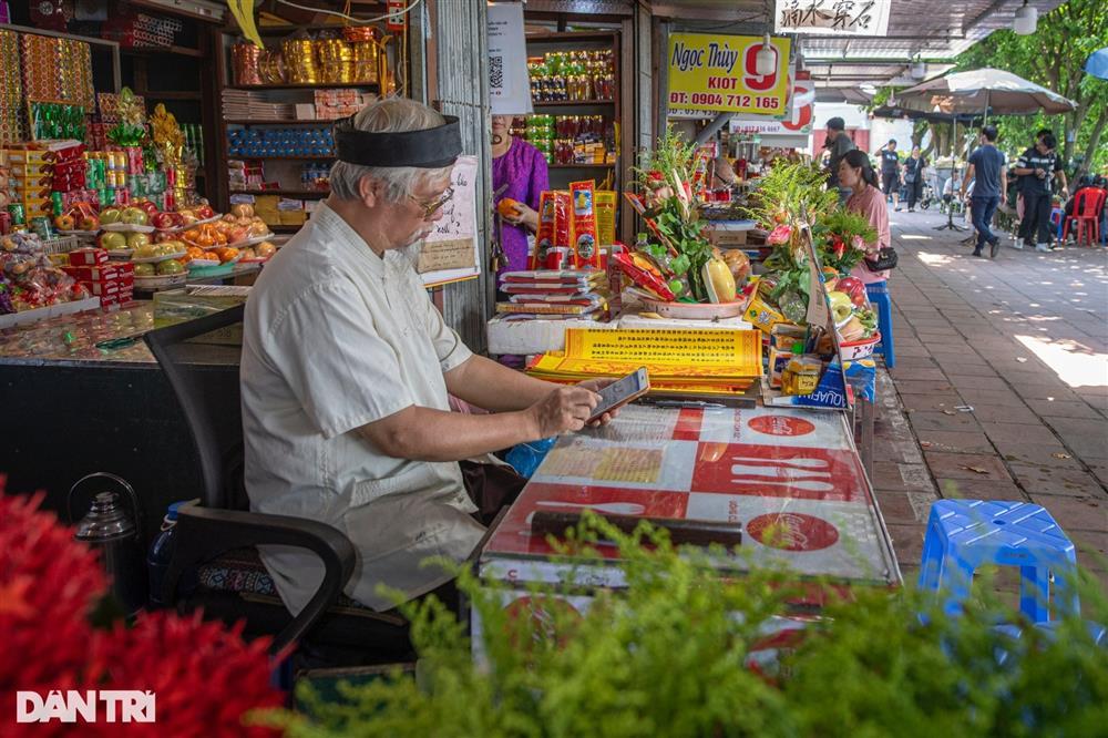Phủ Tây Hồ vắng vẻ ngày Rằm tháng Bảy-3