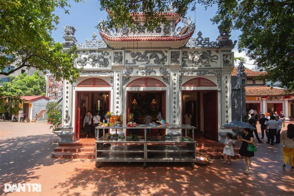 Phủ Tây Hồ vắng vẻ ngày Rằm tháng Bảy-4