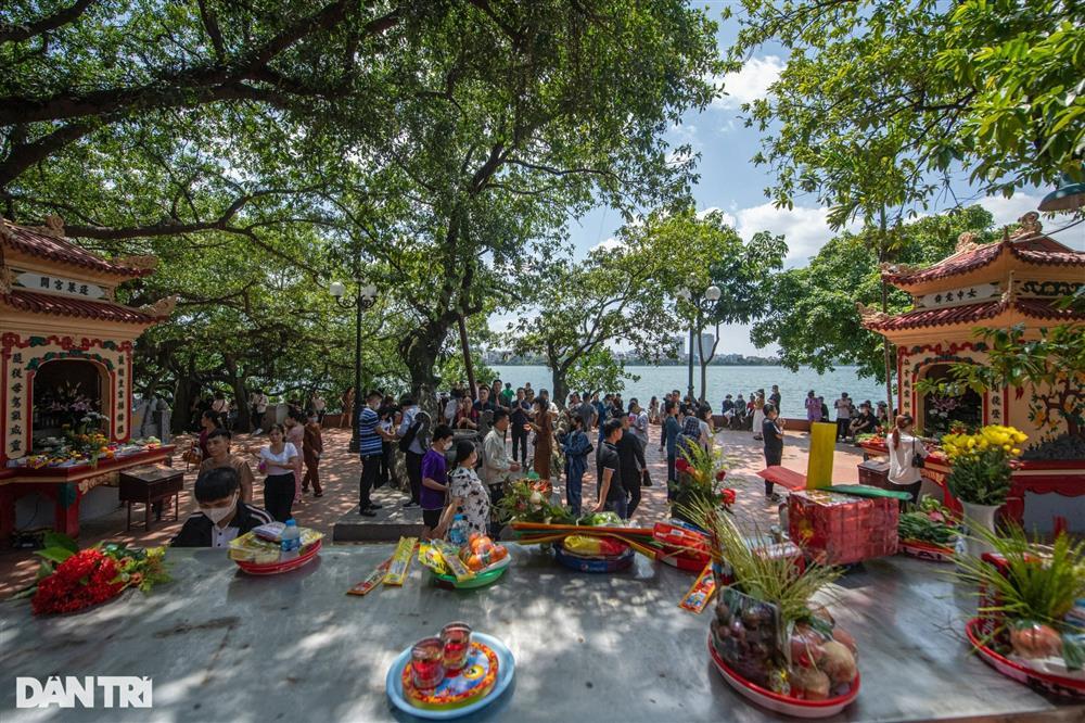 Phủ Tây Hồ vắng vẻ ngày Rằm tháng Bảy-5