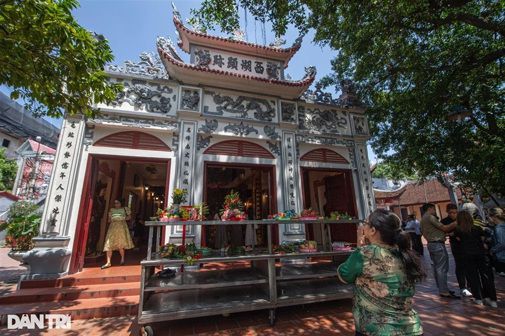 Phủ Tây Hồ vắng vẻ ngày Rằm tháng Bảy-6