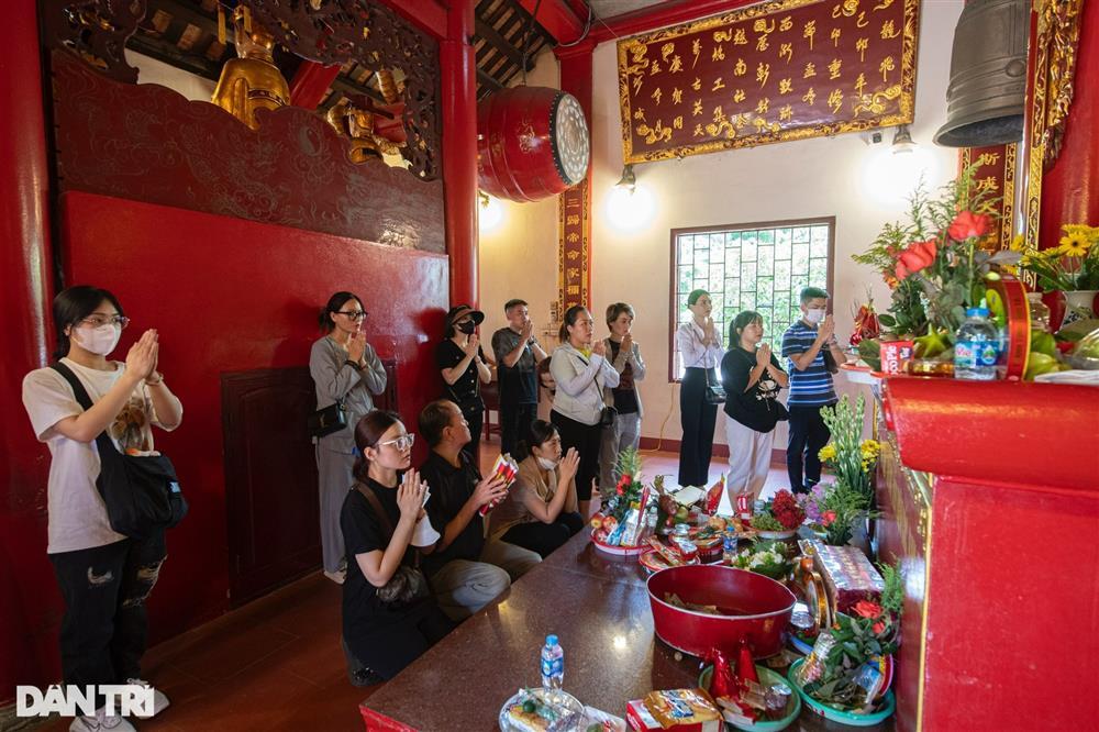 Phủ Tây Hồ vắng vẻ ngày Rằm tháng Bảy-8