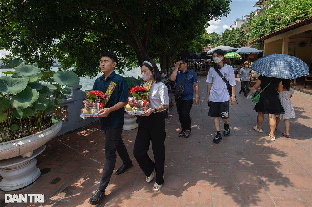 Phủ Tây Hồ vắng vẻ ngày Rằm tháng Bảy-9