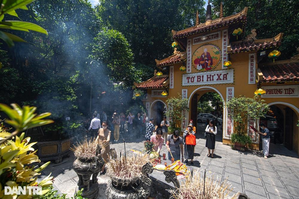 Phủ Tây Hồ vắng vẻ ngày Rằm tháng Bảy-11