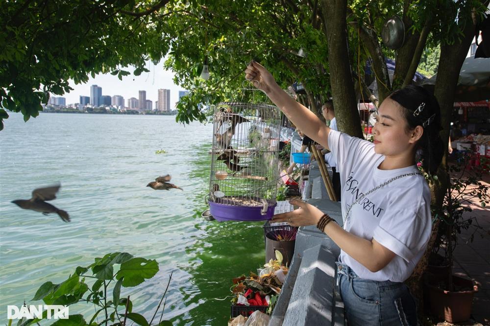 Phủ Tây Hồ vắng vẻ ngày Rằm tháng Bảy-10