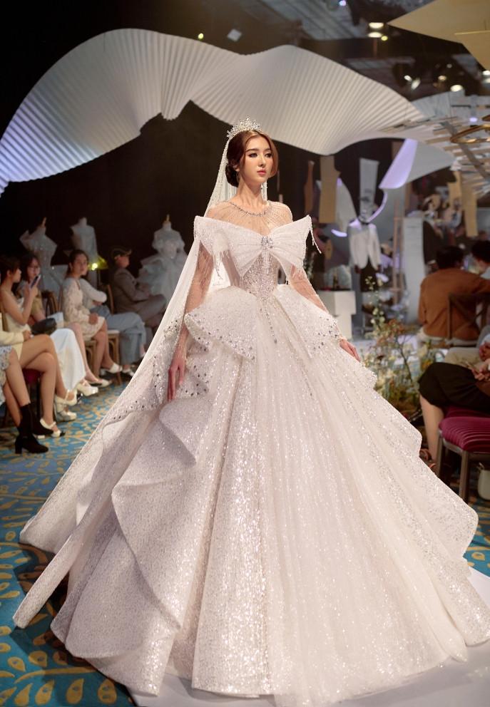 Vợ Hồ Quang Hiếu diện váy cưới làm từ 60m vải trong lần đầu catwalk-2