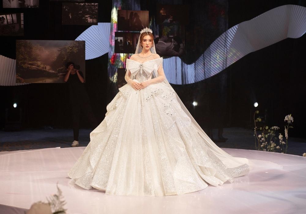 Vợ Hồ Quang Hiếu diện váy cưới làm từ 60m vải trong lần đầu catwalk-3