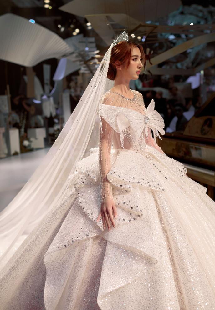 Vợ Hồ Quang Hiếu diện váy cưới làm từ 60m vải trong lần đầu catwalk-4