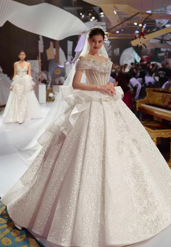 Vợ Hồ Quang Hiếu diện váy cưới làm từ 60m vải trong lần đầu catwalk-5