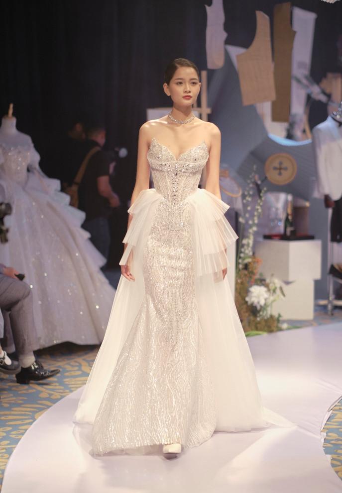 Vợ Hồ Quang Hiếu diện váy cưới làm từ 60m vải trong lần đầu catwalk-6