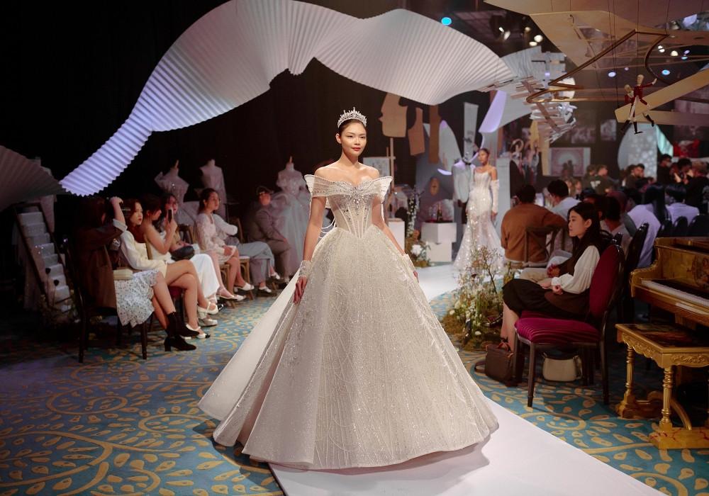Vợ Hồ Quang Hiếu diện váy cưới làm từ 60m vải trong lần đầu catwalk-7