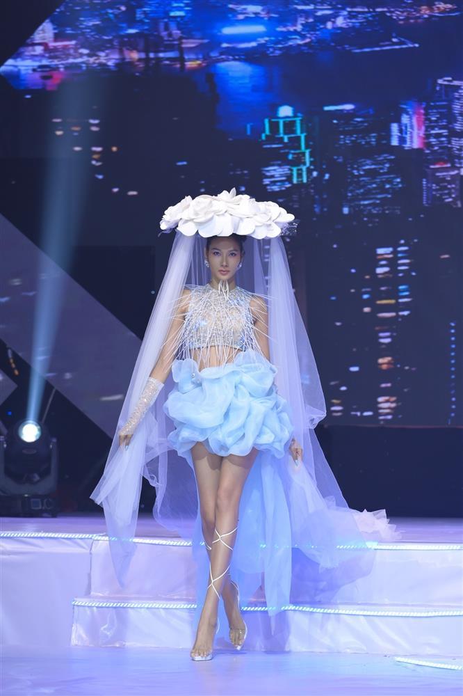 Á hậu - siêu mẫu có đôi chân lệch nhau 2 cm là ai?-2