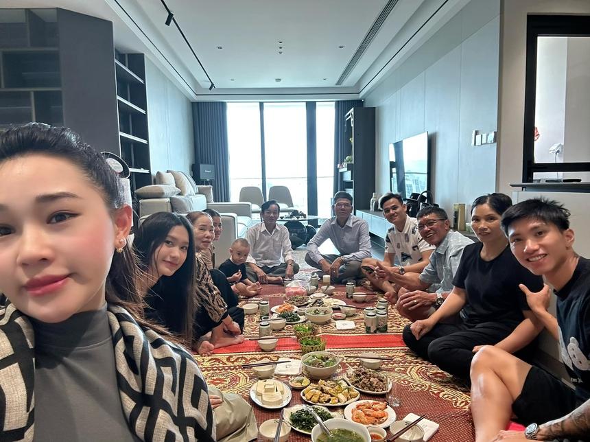 Gia đình Quang Hải, Văn Hậu tụ tập liên hoan, Văn Đức đưa con về quê ăn Rằm tháng 7-4