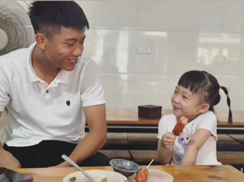 Gia đình Quang Hải, Văn Hậu tụ tập liên hoan, Văn Đức đưa con về quê ăn Rằm tháng 7-6