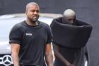 Những trò 'lố' gây sốc của Kanye West với vợ