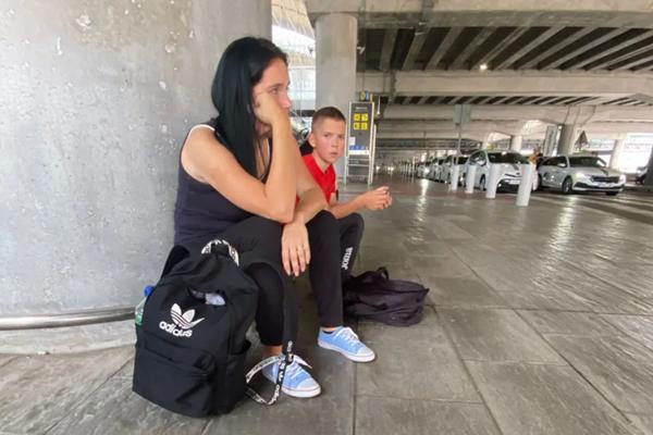 Khoảnh khắc sếu hoang bắt cá điệu nghệ dưới hồ nước-1