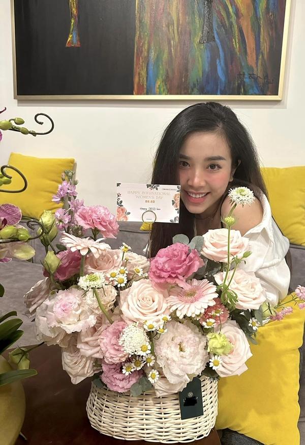 Chân dung mẹ chồng một Á hậu Vbiz quý con dâu đến mức tặng cả biệt thự mặt phố hoành tráng-5