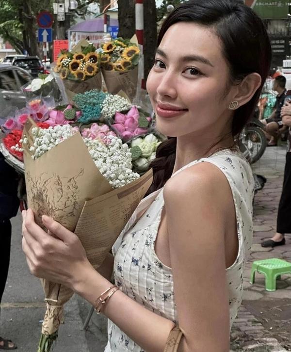 Dàn hoa hậu giản dị xuống phố mùa thu Hà Nội, chụp ảnh bên xe hoa-5