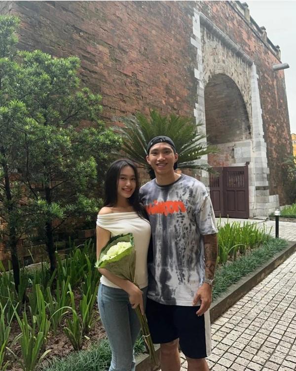 Dàn hoa hậu giản dị xuống phố mùa thu Hà Nội, chụp ảnh bên xe hoa-6