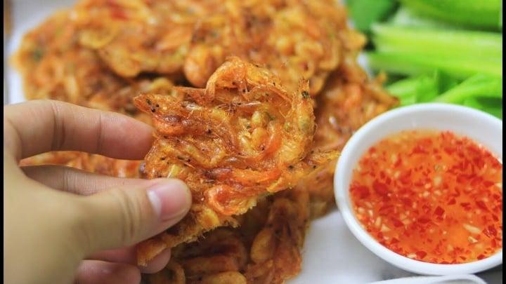 Chợt thèm tép trấu lăn bột chiên giòn, món ăn dân dã gợi nhớ vị quê nhà-3