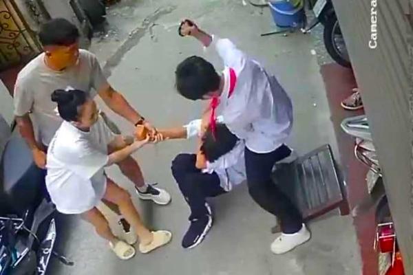Nguyên nhân nam sinh lớp 9 ở Hà Nội bị đánh hội đồng, gây thương tích-1