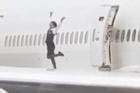Tiếp viên hàng không vô tư tạo dáng, nhảy múa trên cánh máy bay khiến hành khách khiếp sợ bị xử lý ra sao?