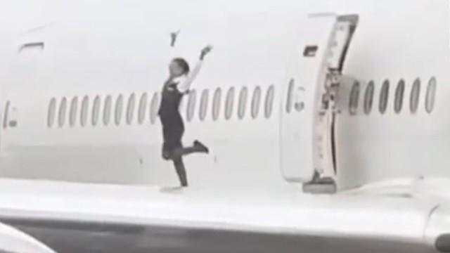 Tiếp viên hàng không vô tư tạo dáng, nhảy múa trên cánh máy bay khiến hành khách khiếp sợ bị xử lý ra sao?-2