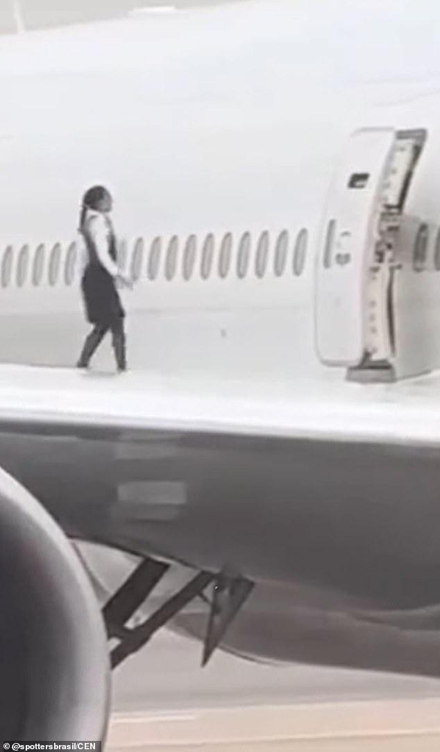 Tiếp viên hàng không vô tư tạo dáng, nhảy múa trên cánh máy bay khiến hành khách khiếp sợ bị xử lý ra sao?-1