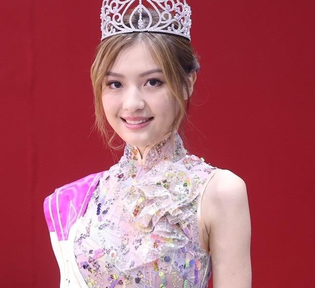 Á hậu Hong Kong 2023 khóc nức nở khi bị yêu cầu tước danh hiệu sau 3 ngày đăng quang-3