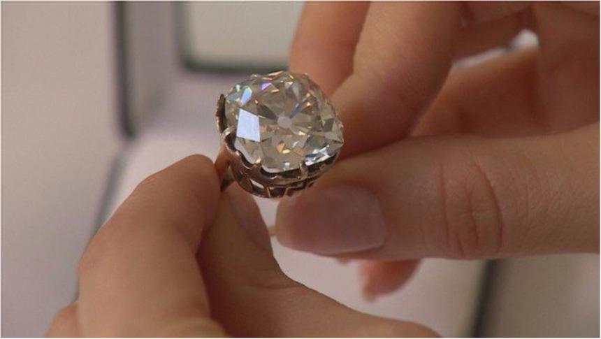Đeo chiếc nhẫn vào cửa hàng trang sức, cô gái bất ngờ nhận tin tài sản của mình tăng 20 tỷ-1