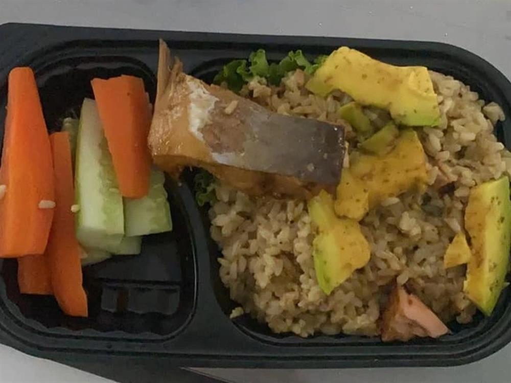 Tranh cãi suất cơm cá hồi 120.000 đồng có một miếng cá và vài lát bơ-1