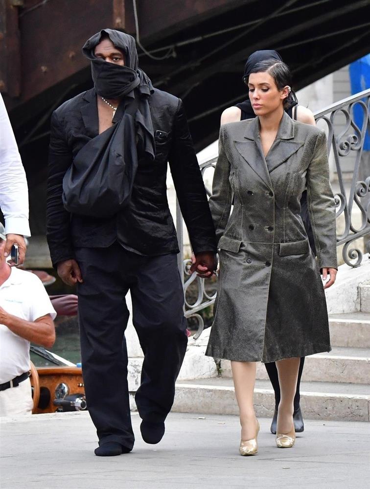 Hớ hênh vòng 3, rapper Kanye West khiến dư luận Italy phẫn nộ-6