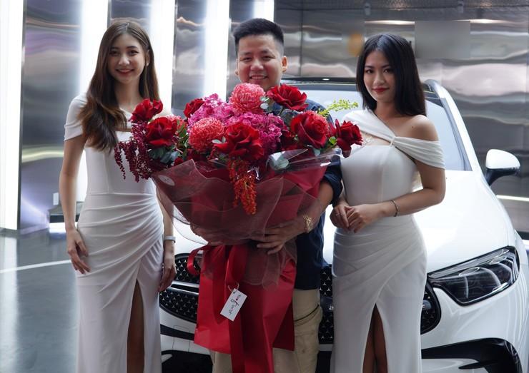 Khoa Pug vừa về Việt Nam đã tậu xe tiền tỷ, clip xách bọc nilon đựng tiền hot trở lại-1