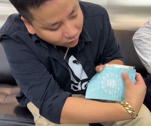 Khoa Pug vừa về Việt Nam đã tậu xe tiền tỷ, clip xách bọc nilon đựng tiền hot trở lại-4