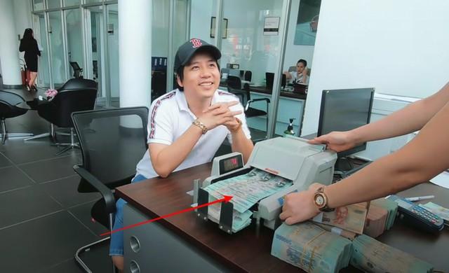 Khoa Pug vừa về Việt Nam đã tậu xe tiền tỷ, clip xách bọc nilon đựng tiền hot trở lại-8
