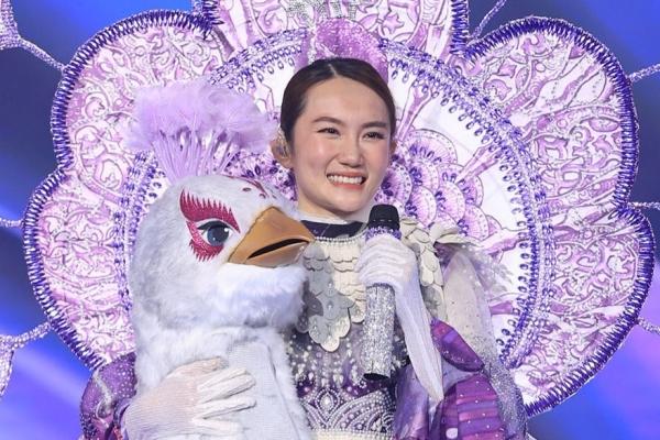 Khánh Thi choàng khăn tắm hờ hững, tình tứ bên chồng trẻ trước thềm sinh nở-9