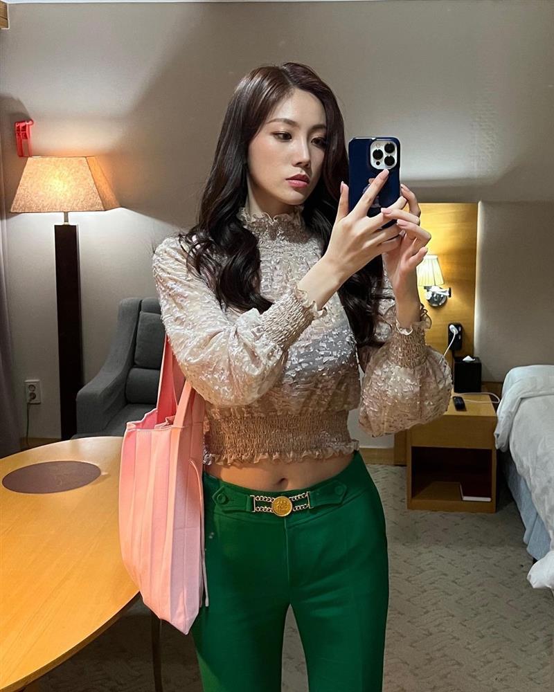 Song sinh của Nana (Mask Girl) ngoài đời: Thích để mặt mộc, diện đồ giấu dáng-1