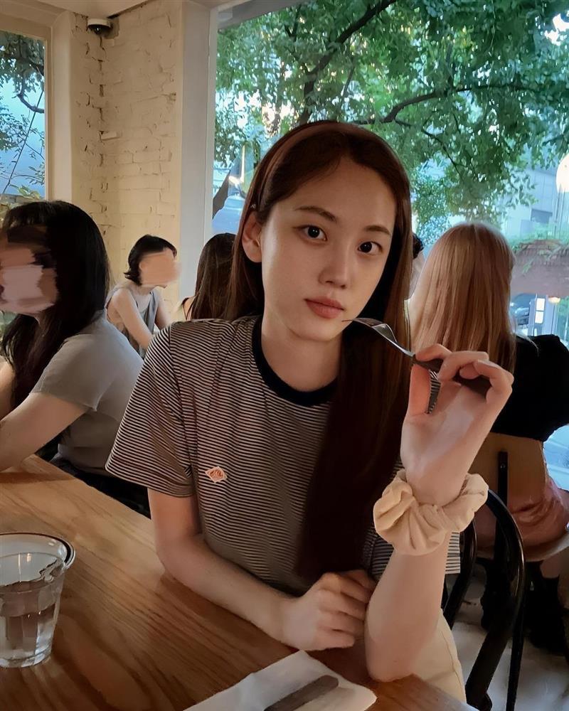 Song sinh của Nana (Mask Girl) ngoài đời: Thích để mặt mộc, diện đồ giấu dáng-3