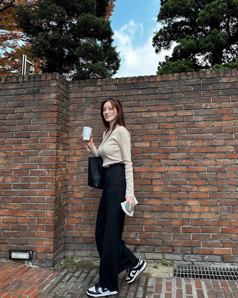 Song sinh của Nana (Mask Girl) ngoài đời: Thích để mặt mộc, diện đồ giấu dáng-6