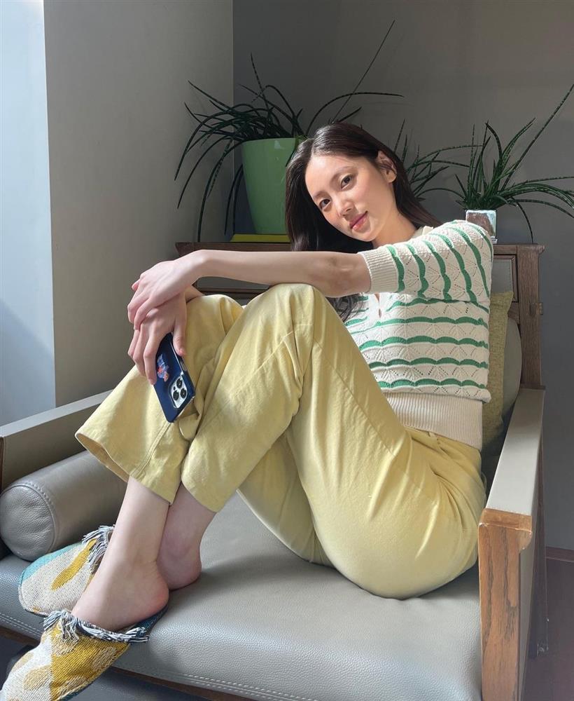 Song sinh của Nana (Mask Girl) ngoài đời: Thích để mặt mộc, diện đồ giấu dáng-9