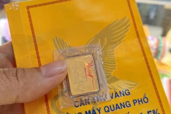 Dì mừng cả cây vàng đỗ đại học, cháu từ chối thẳng vì 'ngượng lắm'