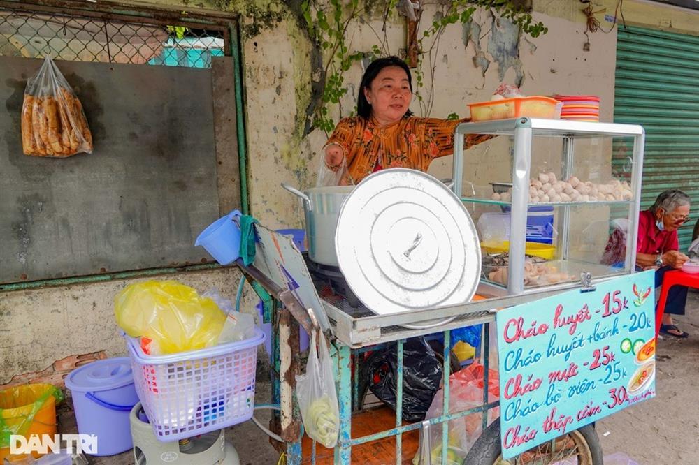 Gánh cháo của bà mẹ một tay nuôi giấc mơ cho con gái-1