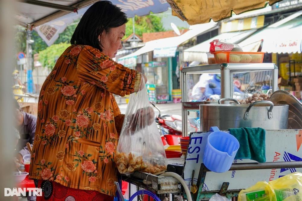 Gánh cháo của bà mẹ một tay nuôi giấc mơ cho con gái-2