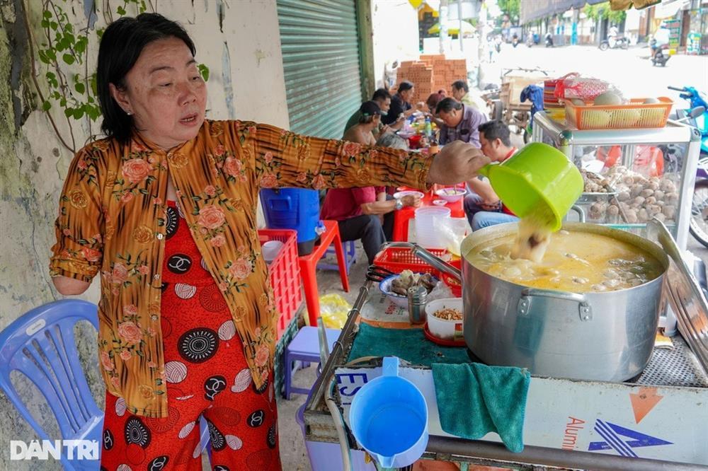 Gánh cháo của bà mẹ một tay nuôi giấc mơ cho con gái-5