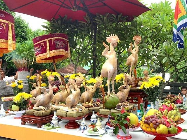 Cận cảnh phi đội gà bay nổi tiếng trong mâm cúng rằm tháng 7 ở Hà Tĩnh-1