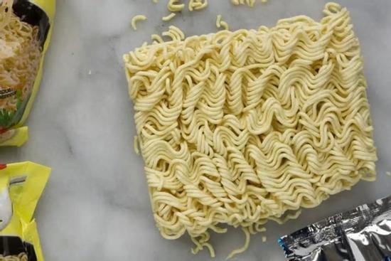 Tại sao mỳ ăn liền được gọi là mỳ tôm?