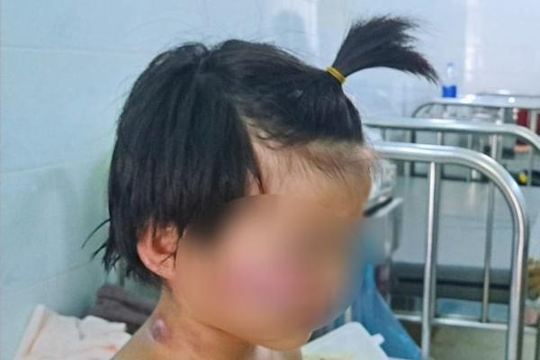 Nghẹt thở giây phút chiến sĩ cảnh sát cứu bé trai trong vụ cháy ở Phan Thiết-1